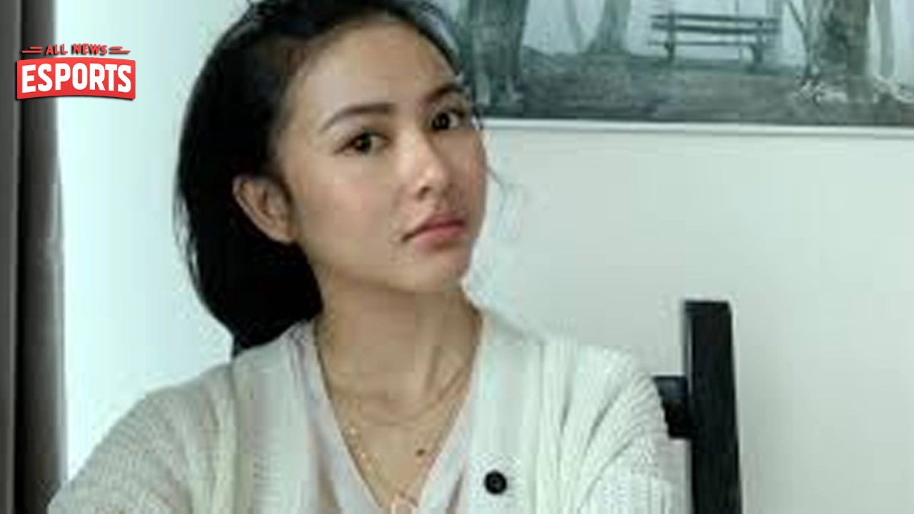 Adinda Azani Blakan Dalam 62 Karier, Keluarga, dan Impian!