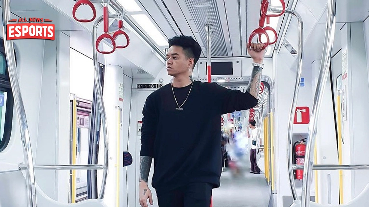 Reza Arap, streamer dan musisi unik Indonesia, menarik perhatian netizen lewat konten kreatif dan interaksi seru di dunia digital.