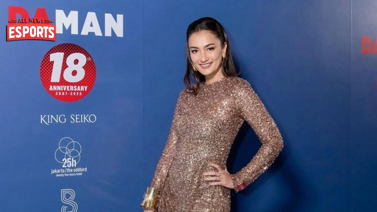 Atiqah Hasiholan: Cantik & Berbakat, Idola 300 Fans!